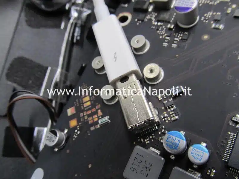 inserimento nuovo cavo thunderbolt Display Apple Thunderbolt 27 A1407