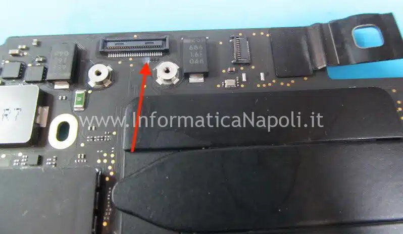Problema Apple MacBook Pro 13 M1 2020 A2338 danni liquido non si accende 820-02020