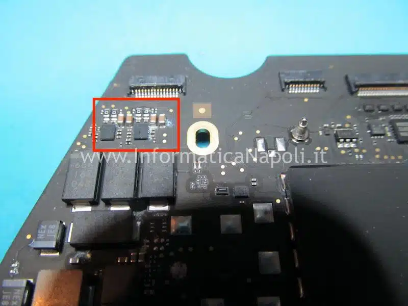 Apple MacBook Pro 13 M1 2020 A2338 non si accende per danni liquido scheda logica 820-02020