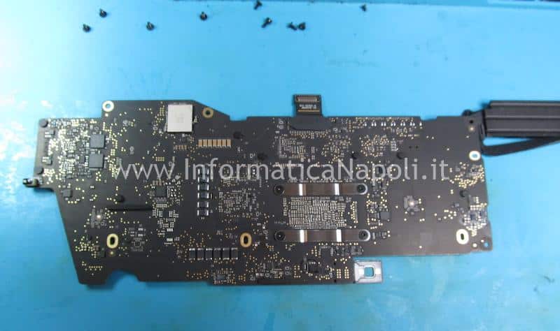 danni da liquido MacBook Pro 13 M1 2020 A2338 riparazione scheda logica 820-02020