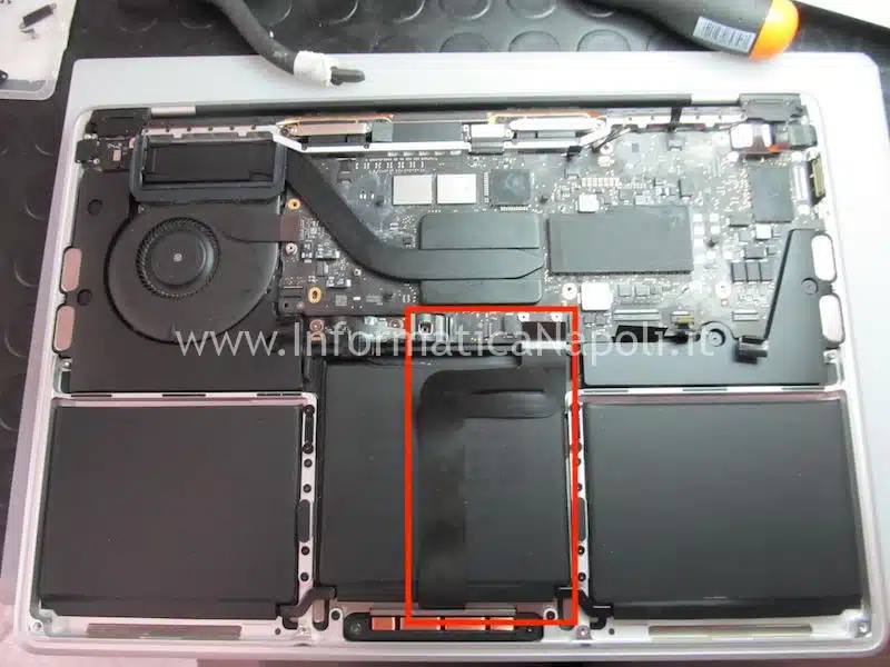 sostituzione flat trackpad MacBook Pro 13 M1 2020 A2338 danni da liquido