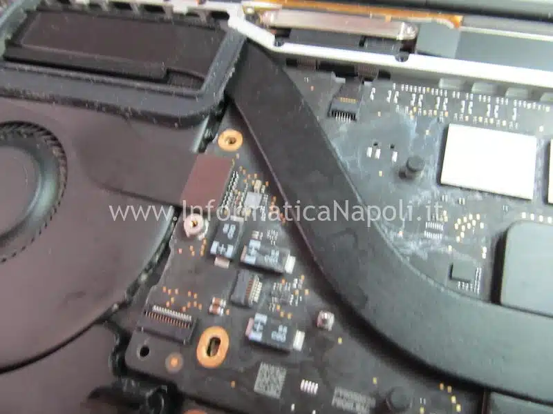 assistenza apple MacBook Pro 13 M1 2020 A2338 danni da liquido