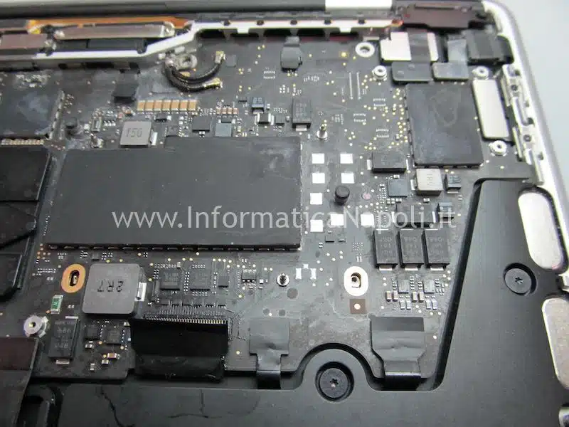assistenza apple MacBook Pro 13 M1 2020 A2338 danni da liquido
