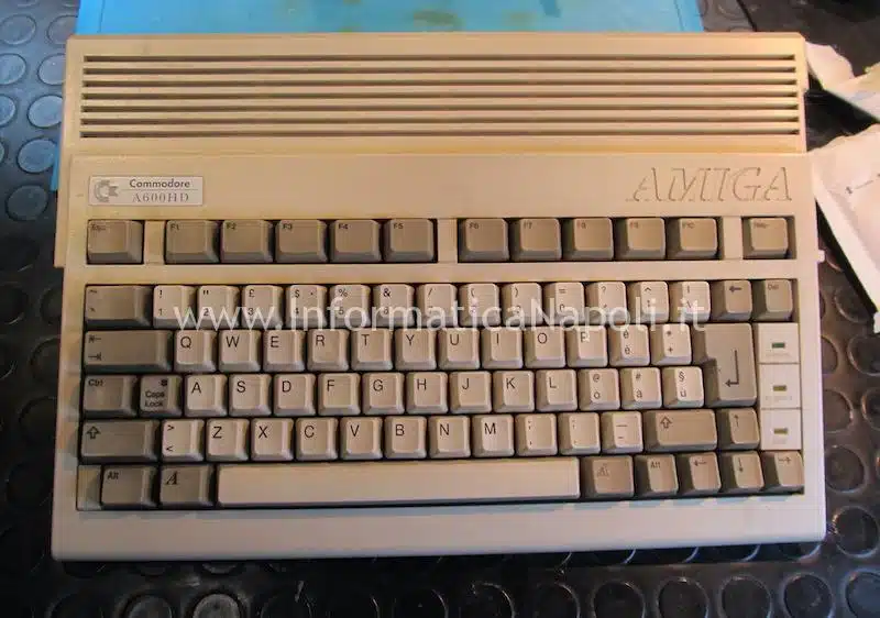 Recap rigenerazione riparazione Commodore Amiga 600 rev 1.3 NE555P Kickstart