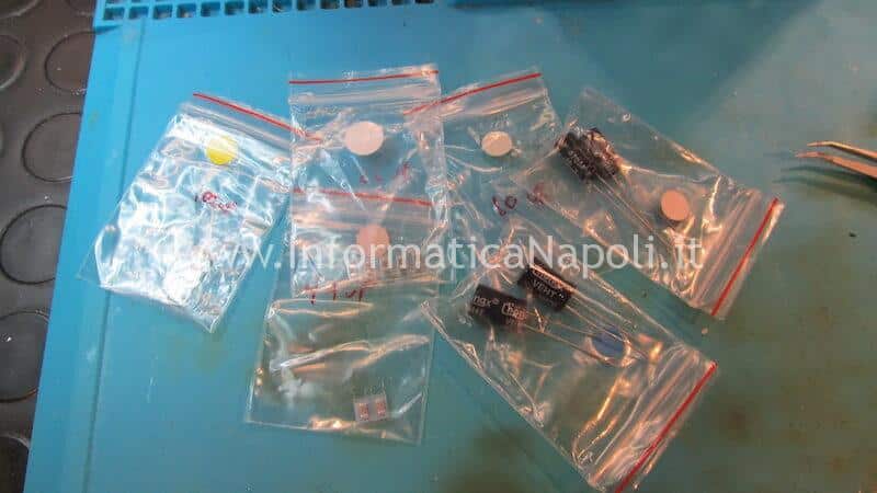 kit condensatori assistenza commodore computer Amiga 600 schermo nero kit condensatori assistenza commodore computer Amiga 600 schermo nero