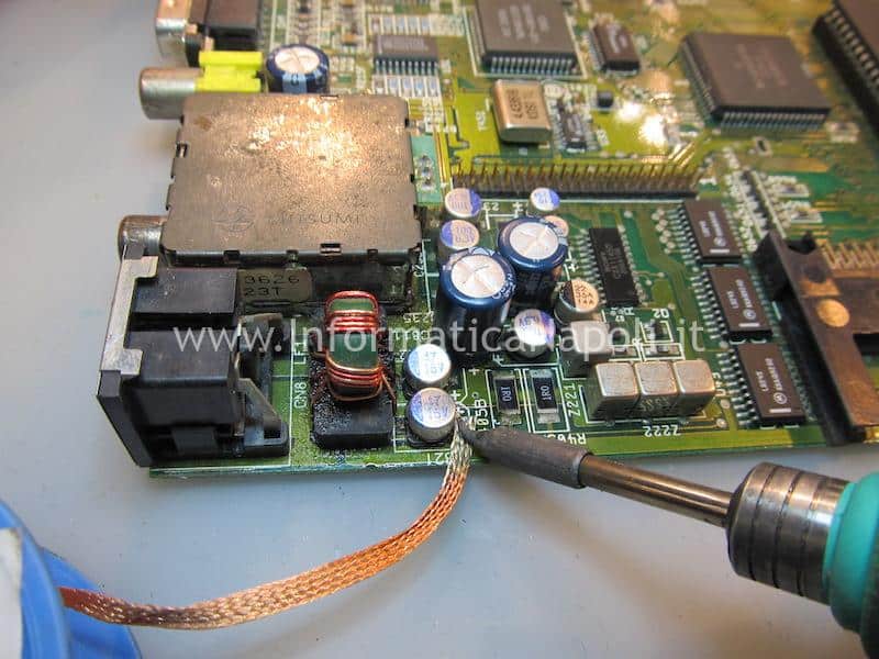 sostituzione condensatori riparazione Commodore Amiga 600 rev 1.3 NE555P Kickstart