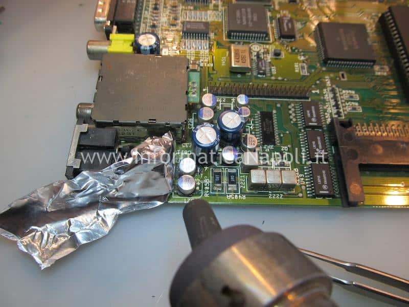 sostituzione condensatori riparazione Commodore Amiga 600 rev 1.3 NE555P Kickstart