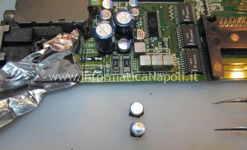 sostituzione condensatori riparazione Commodore Amiga 600 rev 1.3 NE555P Kickstart