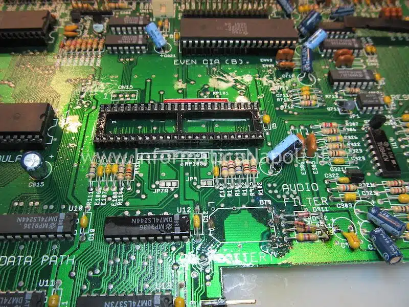 rimozione chip gary scheda madre ossidata batteria commodore Amiga