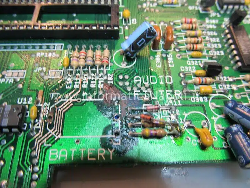riparazione scheda madre ossidata batteria commodore Amiga 500 plus
