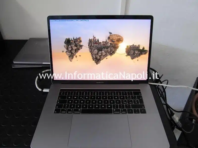 Apple MacBook Pro 15 A1990 2018 2019 216-0885492 820-01041-A 820-01041-07 MacBookPro15,1 EMC 3215 RADEON PRO 560X riparato funzionante
