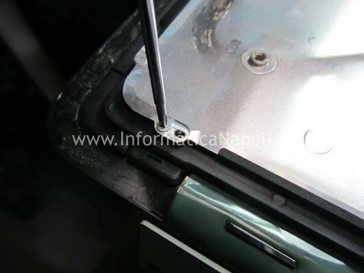 pulizia display sporco iMac 27 A1419 angoli con polvere e sostituzione barra LED