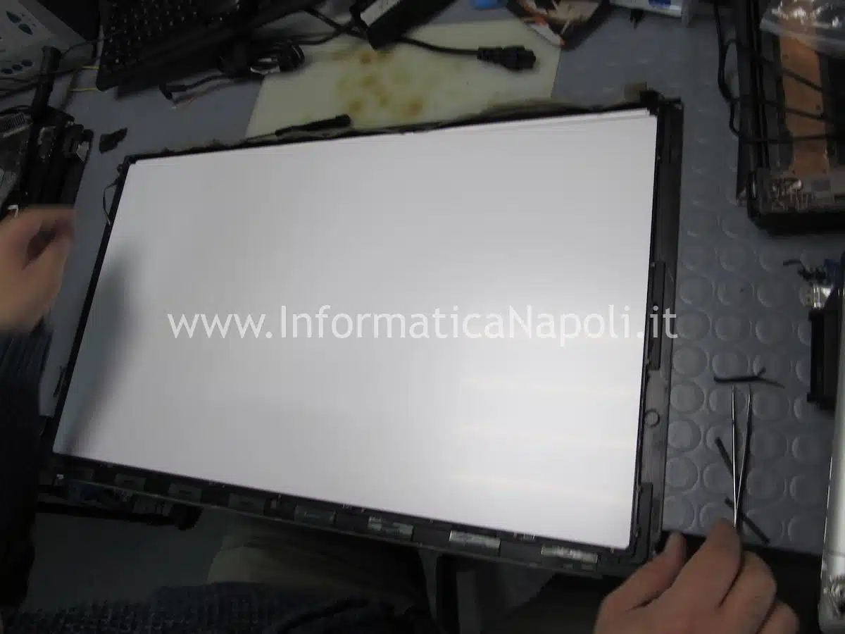 apertura pulizia display sporco iMac 27 A1419 angoli con polvere e sostituzione barra LED