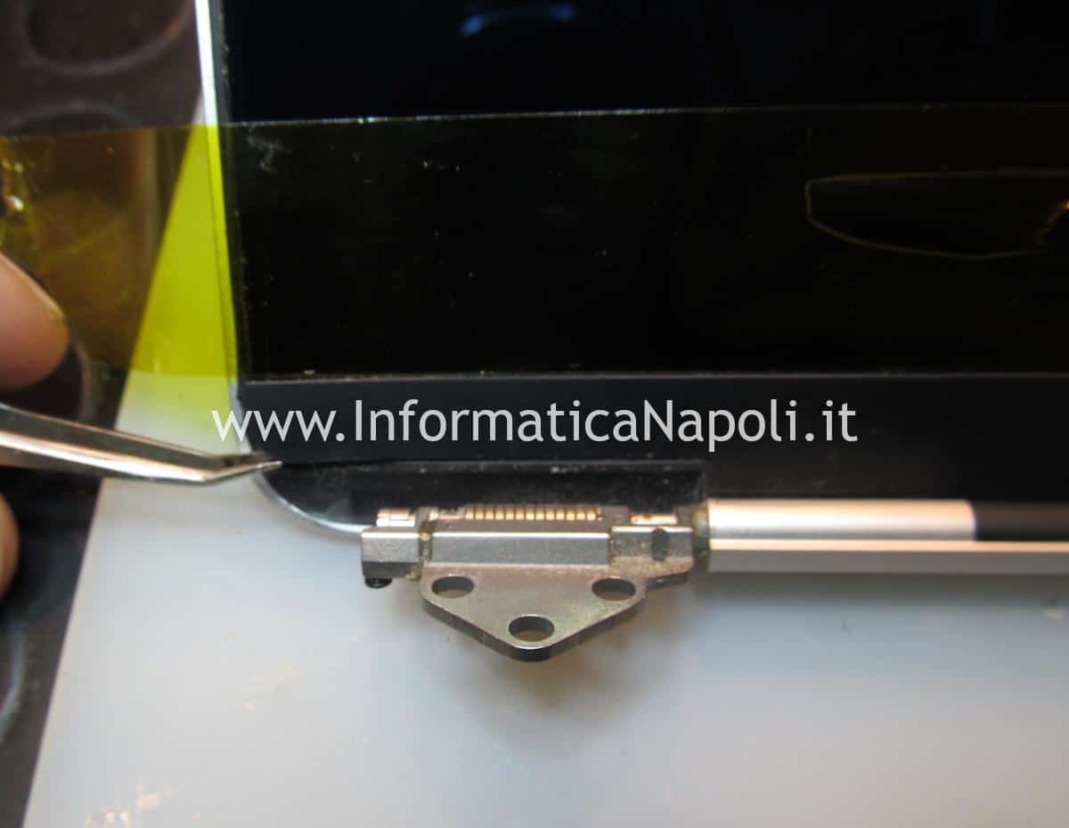 rottura cornice bezel logo Problema FlexGate DustGate righe schermo Apple MacBook Pro 16 2019 A2141