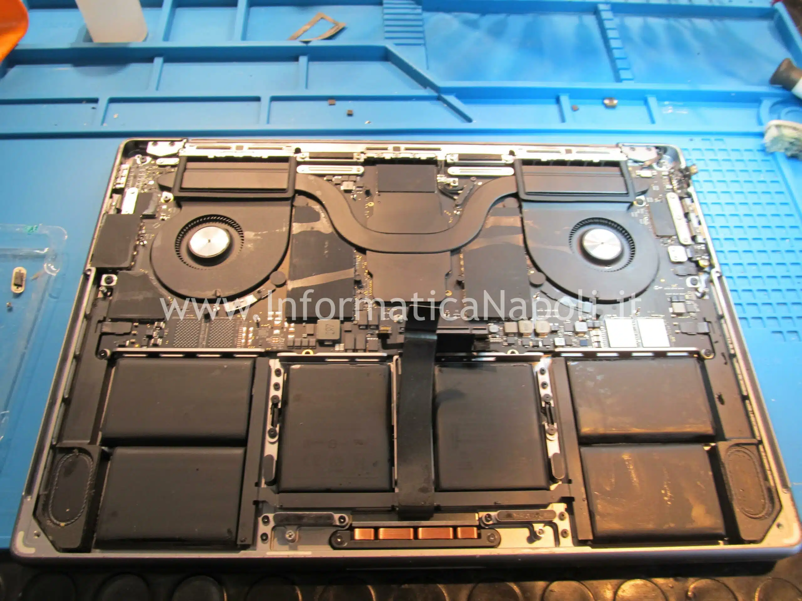 Apple MacBook Pro 14 A2442 danni da liquido scheda logica 820-02098