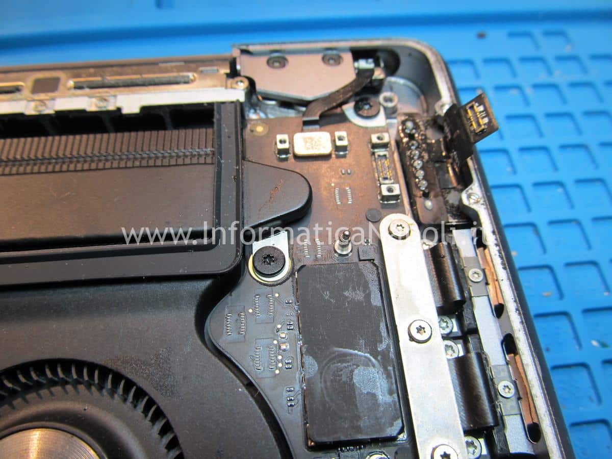 danni da liquido Apple MacBook Pro 14 A2442 non si accende scheda logica 820-02098