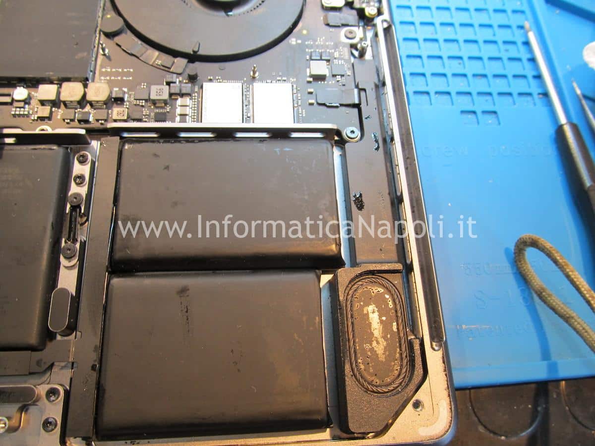 problema Apple MacBook Pro 14 A2442 danni da liquido non si accende