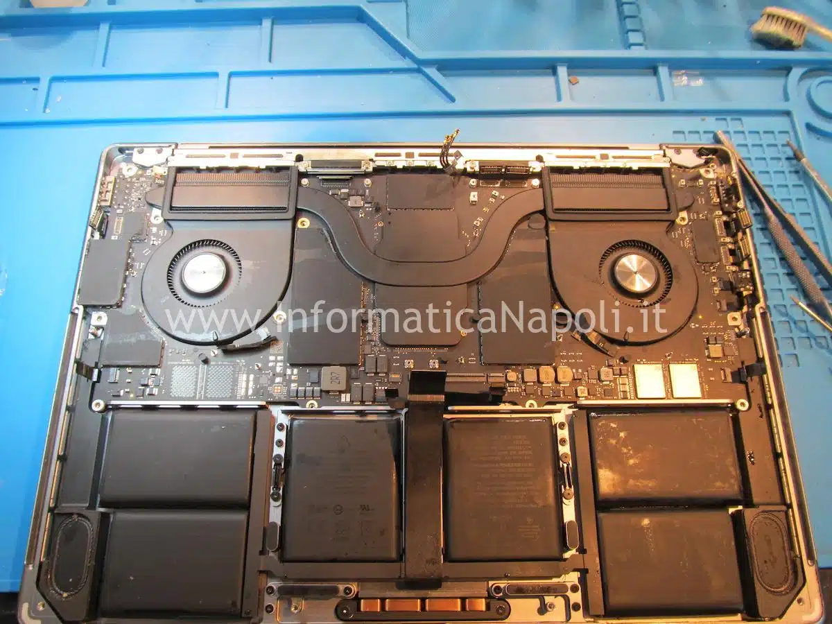 Apple MacBook Pro 14 A2442 danni da liquido scheda logica 820-02098 