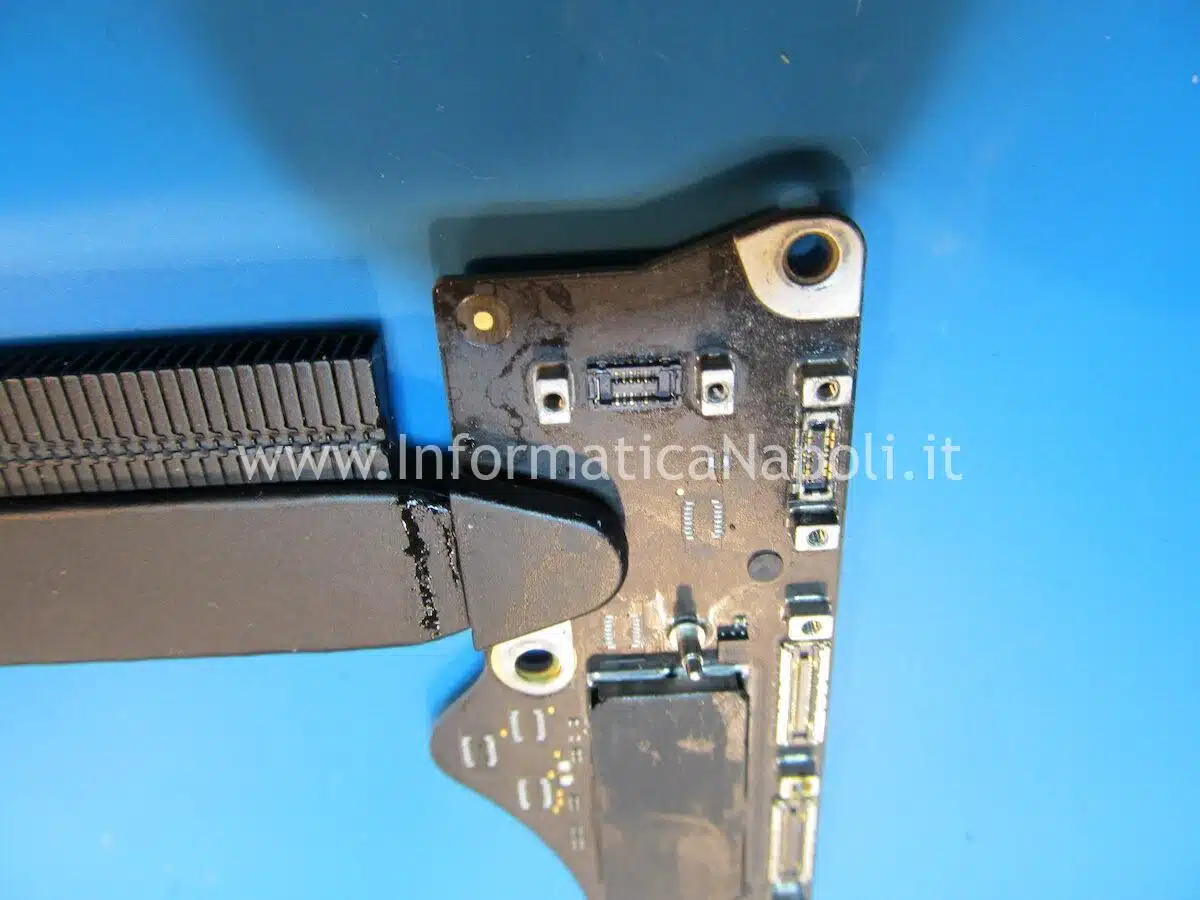 problemi Apple MacBook Pro 14 A2442 danni da liquido non si avvia sensore LID