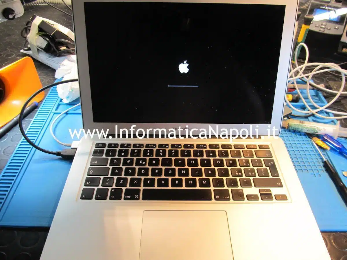 Apple macbook air a1466 con danni da ossido riparato funzionante