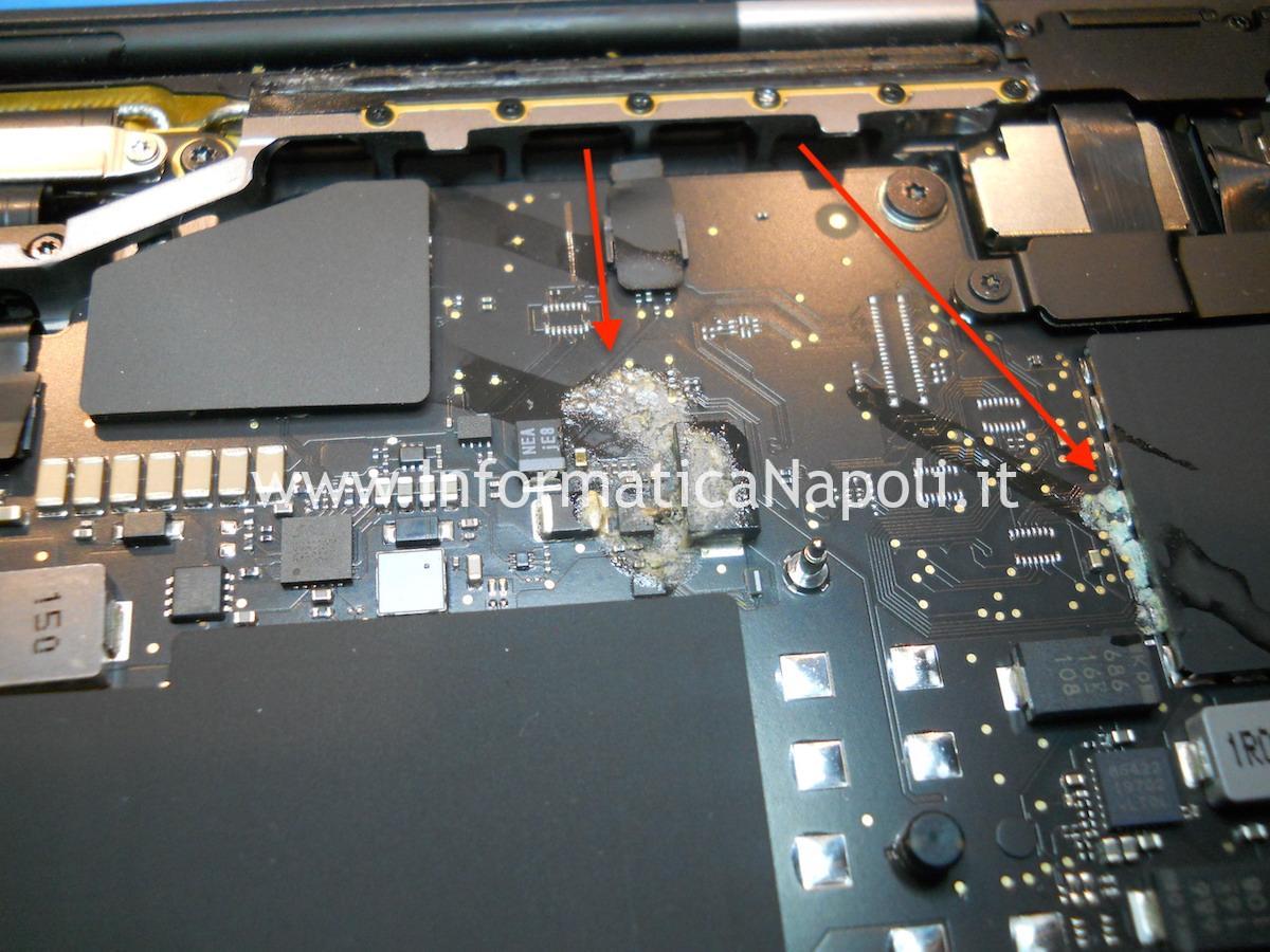 Problemi Apple MacBook Pro M1 13 A2338 820-02020-A versamento liquido