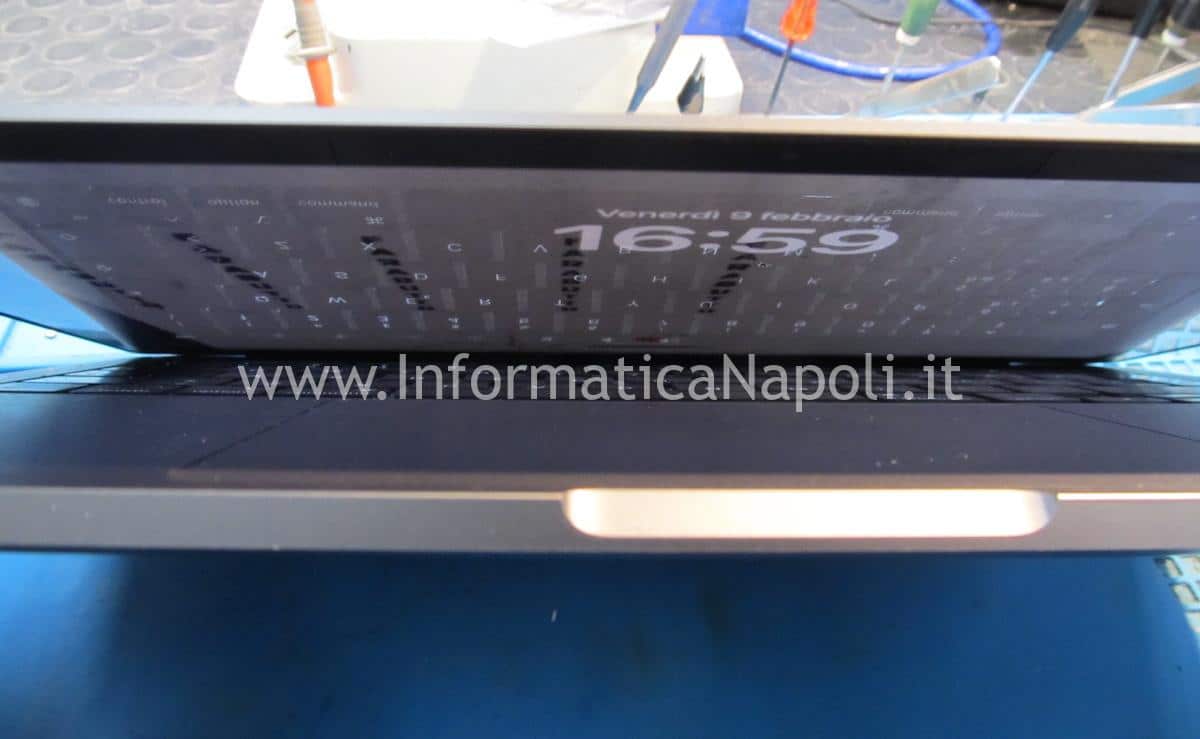 riparazione schermo apple MacBook 13 con problemi righe verticali verde Air A2337 Pro A2338 flexgate dustgate