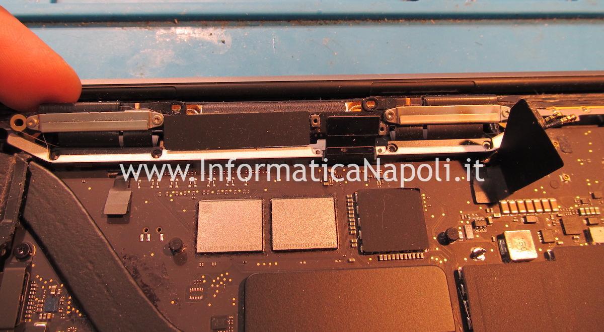 assistenza riparazione display MacBook Pro 13 A2338 M1 2020 righe verticali verdi 